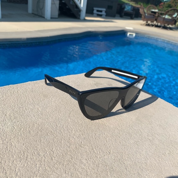 Diff Sunglasses - Picture 3 of 3